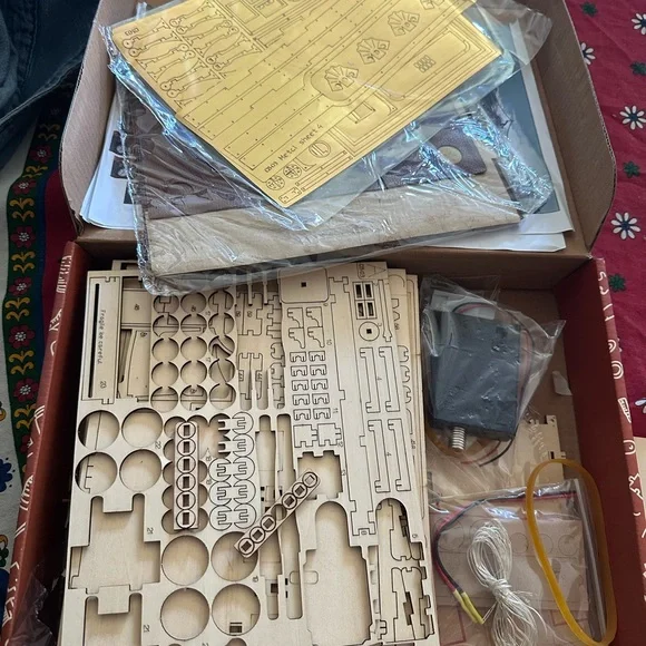 Anavrin | 1940's Train Cabin DIY Book Nook Kit - Picture 4 of 5